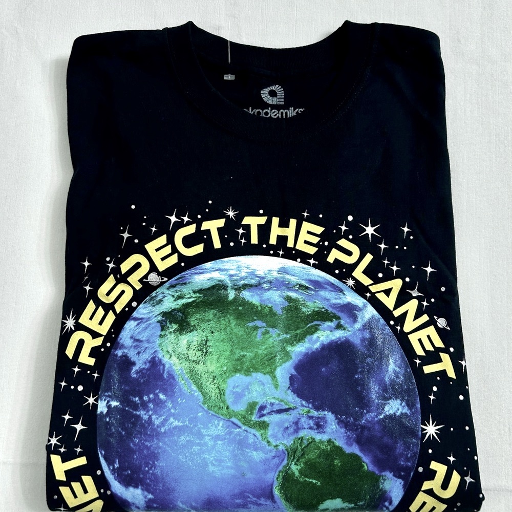 Akademiks Men’s Graphic Respect The Planet  Short Sleeve T- Shirt NWT